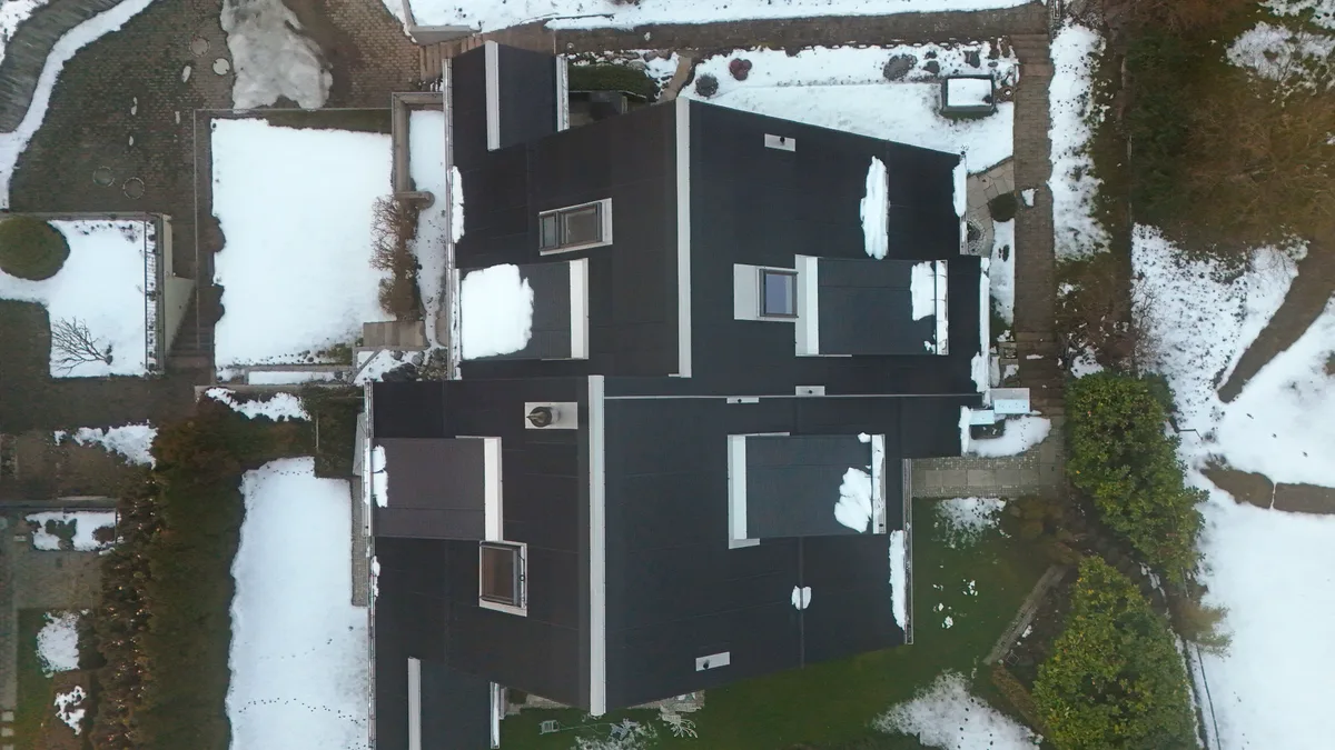 Man sieht ein Haus, bei dem alle Dächer mit Solarzellen bedeckt sind.